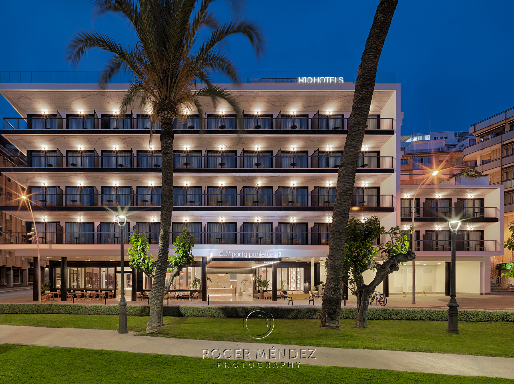 Fachada al anochecer hotel H10 Porto Poniente
