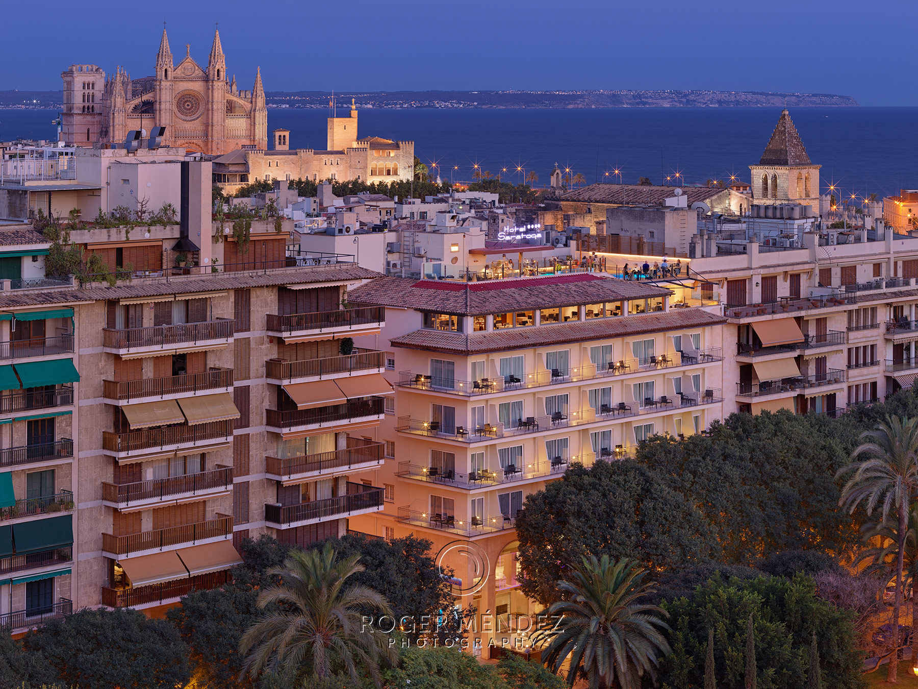 Fachada del hotel Saratoga al anochecer con vistas a la Catedral de Palma 